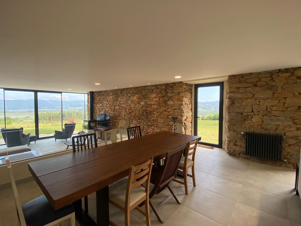Comedor Principal  con acceso al Salón en Casa La Neja