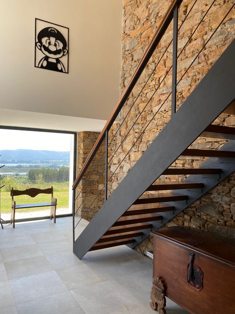Escaleras con vistas a la ría de ortigueira en Casa La Neja