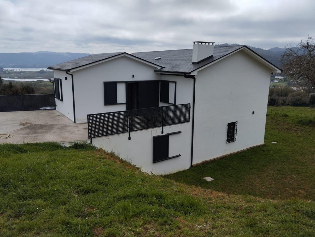 Iamagen vista trasera Casa La Neja con su terraza