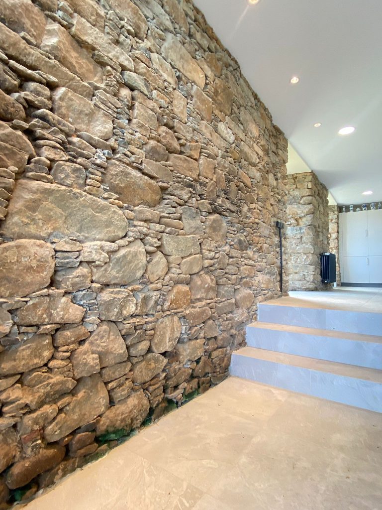 Pared Piedra en el Salón Principal de Casa La Neja