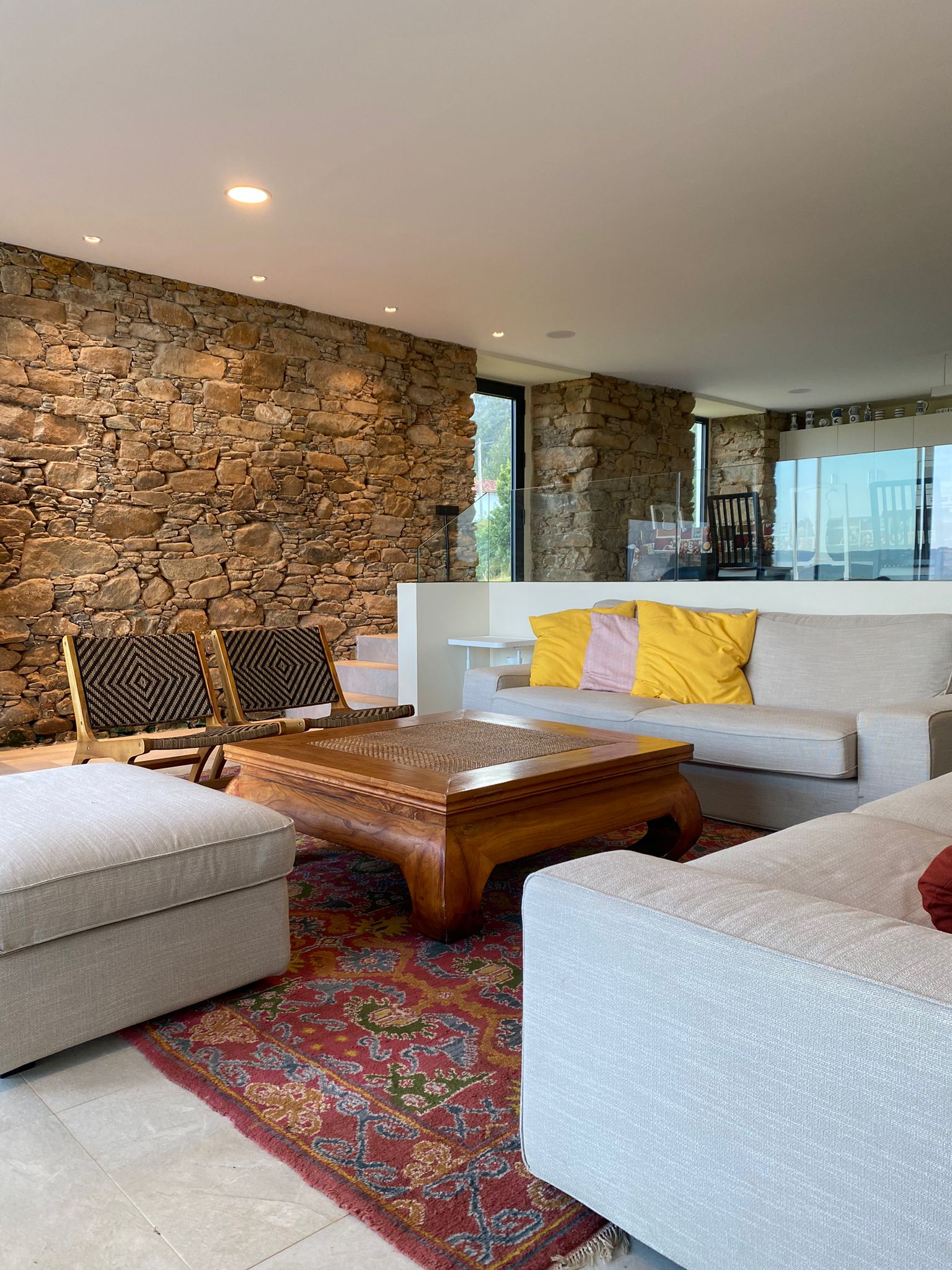 Salón principal con muebles en Casa La Neja