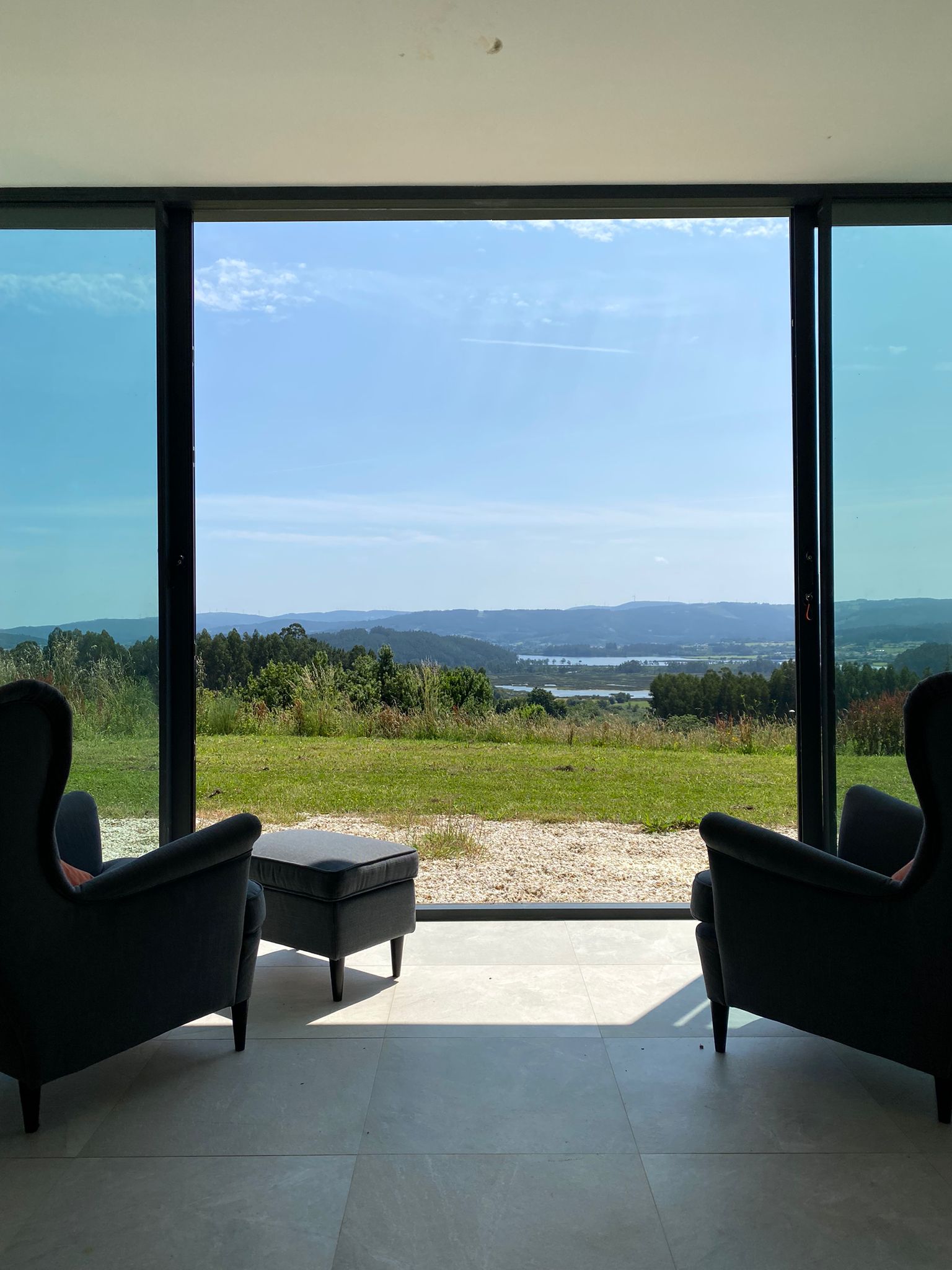 Salon principal con vistas a la ría de ortigueira