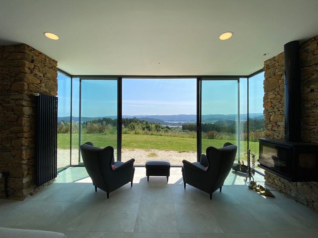 Salón con vistas a la ría de Ortigueira desde Casa La neja